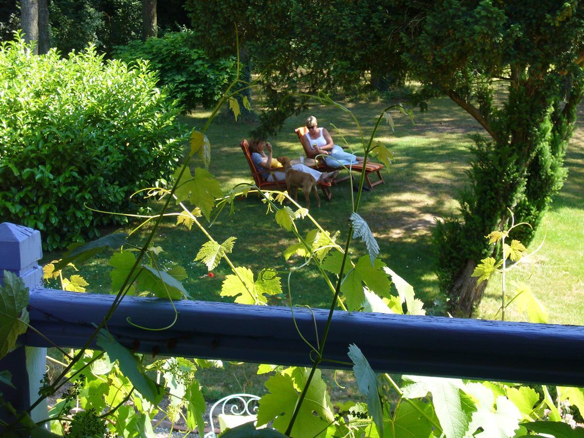 Le Canard Au Parapluie Rouge Bed and Breakfast Célon Esterno foto