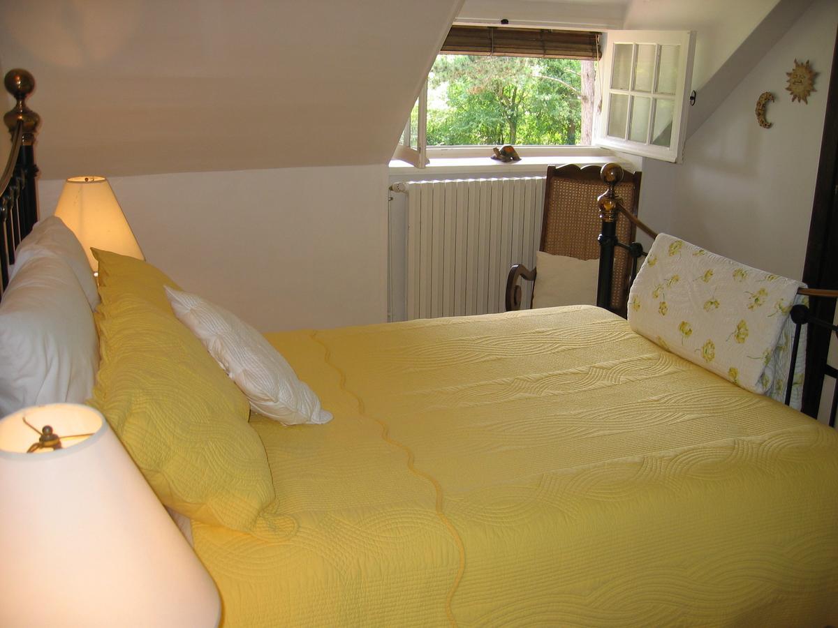 Le Canard Au Parapluie Rouge Bed and Breakfast Célon Esterno foto