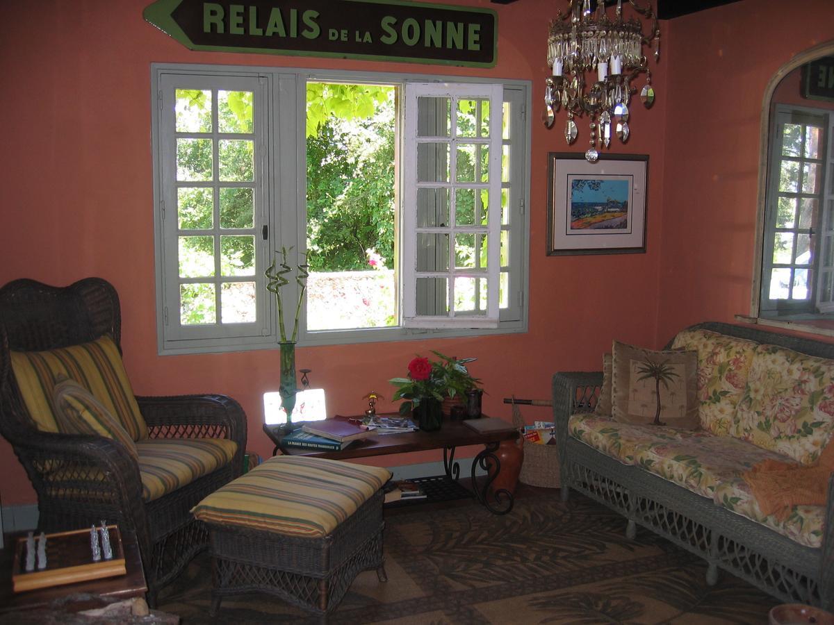 Le Canard Au Parapluie Rouge Bed and Breakfast Célon Esterno foto